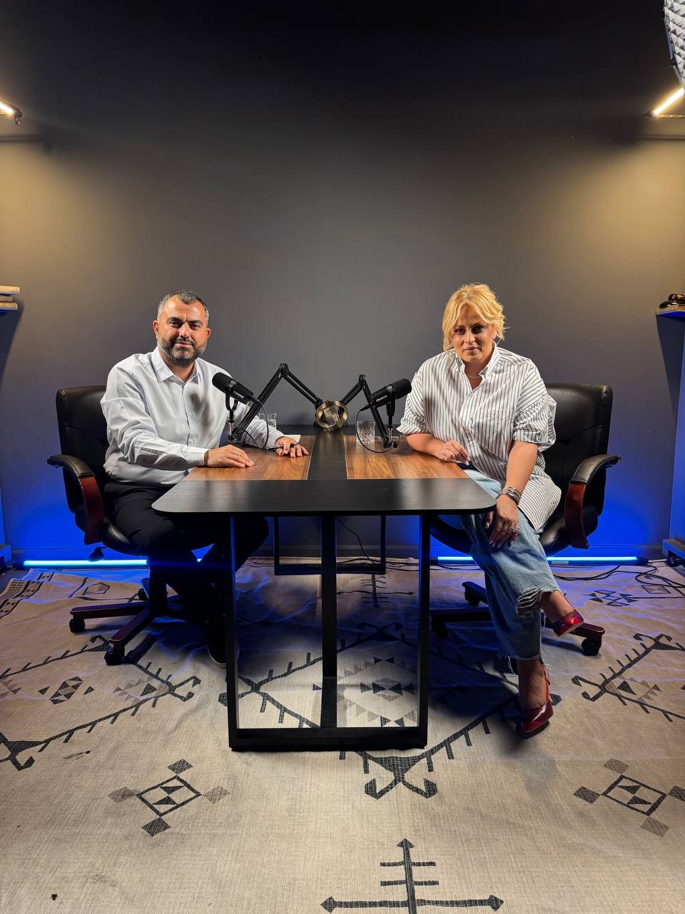 Edgar and a guest at the Expert Talk studio table